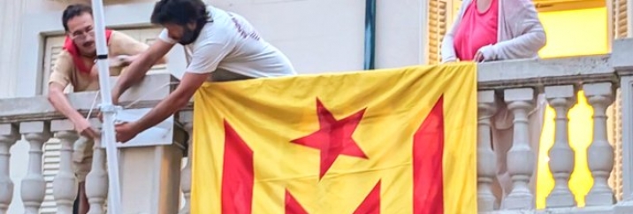 Els regidors de la CUP penjen l'estelada del balcó de l'Ajuntament (Festa Major de 2024)