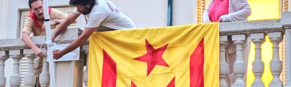 Els regidors de la CUP penjen l'estelada del balcó de l'Ajuntament (Festa Major de 2024)